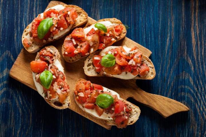Des bruschettas prêtes à choisir.